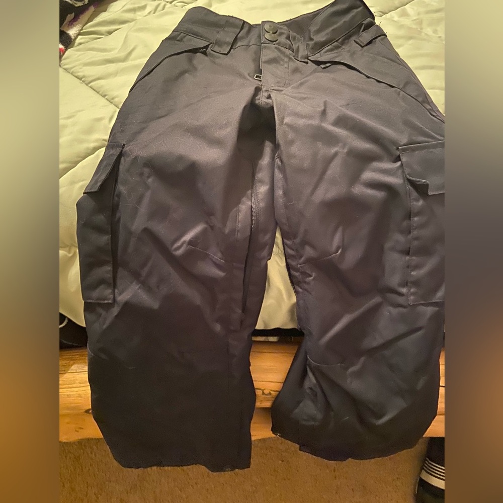 Kids DC Snowboard pants. Size 8. Black. Good condition.